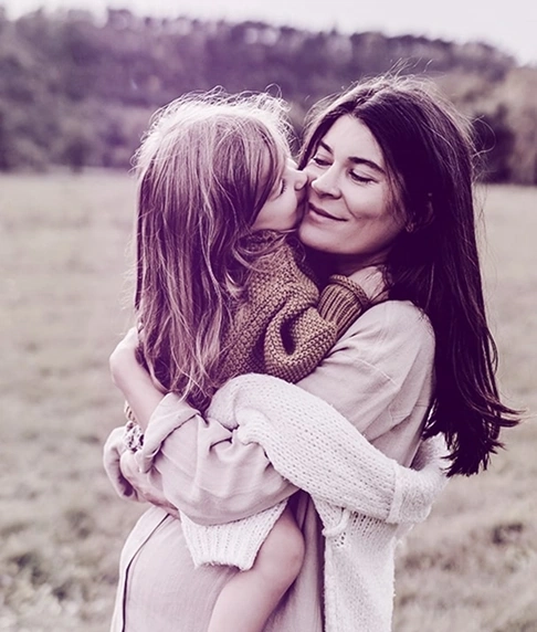 Mãe e filha se abraçando