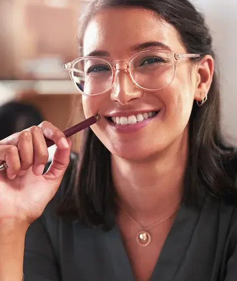 Paciente sorrindo com caneta